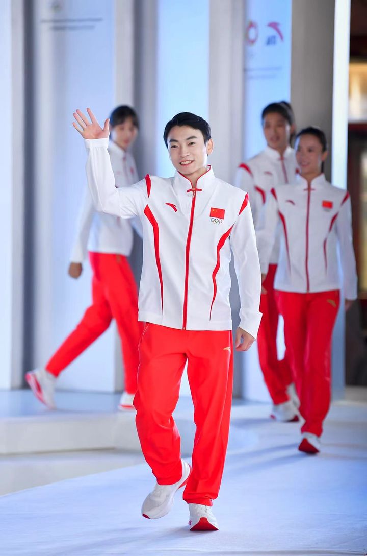 运动员代表登台展示杭州亚运会中国体育代表团领奖装备