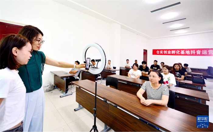 8月23日,学员(左一)在电商直播培训班上学习直播技巧.
