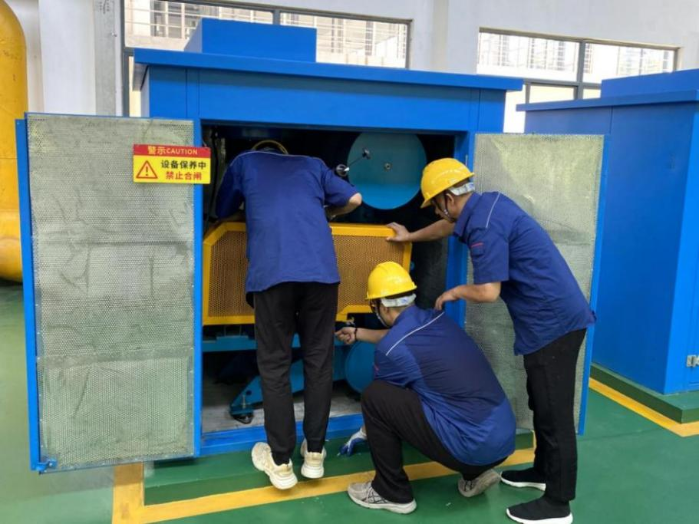 工作人员正在进行鼓风机设备年度保养供图:六安第一自来水厂
