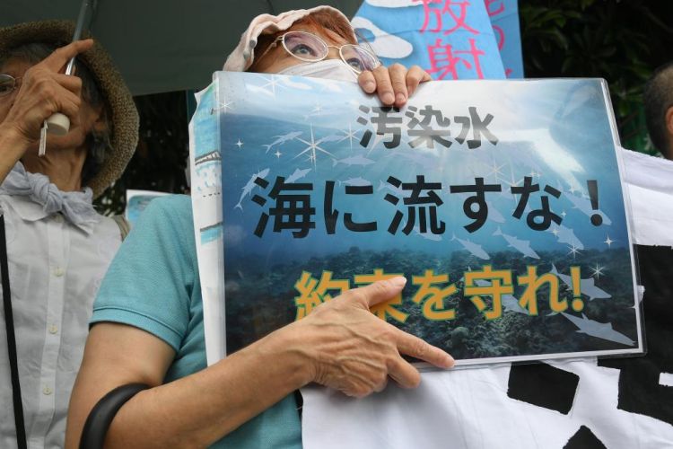 8月22日，日本民众在东京首相官邸前紧急集会，抗议政府无视民意启动核污染水排海。新华社记者冯武勇摄