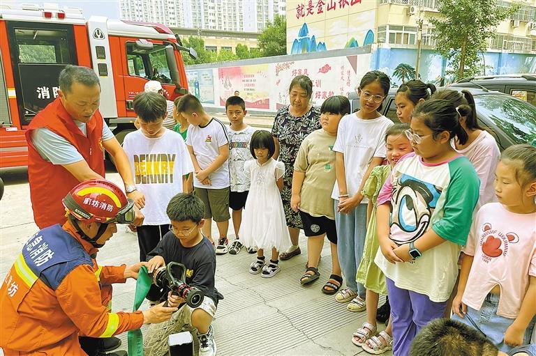 银河南路街办处暑期消防安全宣传活动现场。 本报记者 张欢 摄