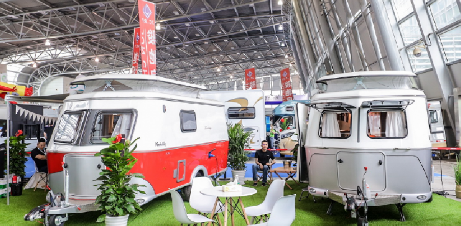 旅游装备展示示意(奔驰房车)