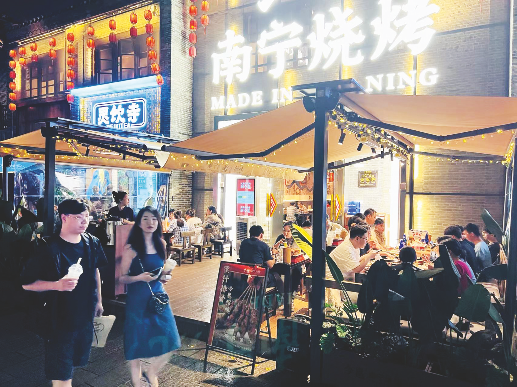 &nbsp;&nbsp;&nbsp;&nbsp;▲消费者在南宁各大餐饮门店消费美食