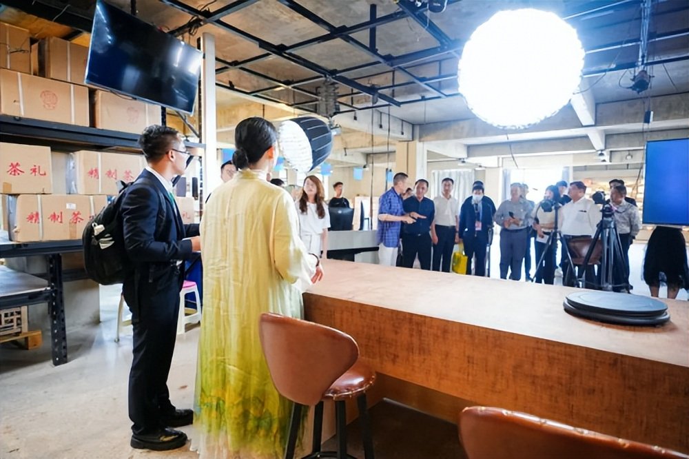 助力南博会开幕,云南名茶博物馆接待多国外宾参访|普洱茶_新浪财经