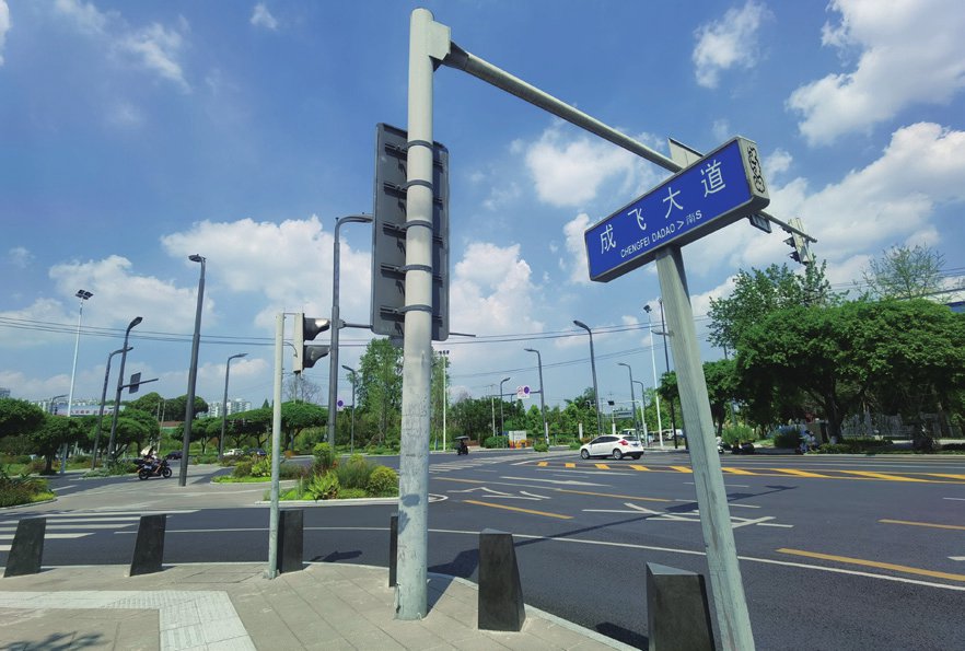 在航空工业成飞,穿过厂子大门前的广场,一条笔直宽阔的大马路在蓝天