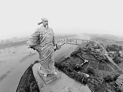 位于铅山信江江畔的辛弃疾雕像 丁铭华摄