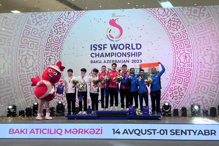 50米手枪慢射团体谢瑜(右四)与队友搭档获得金牌