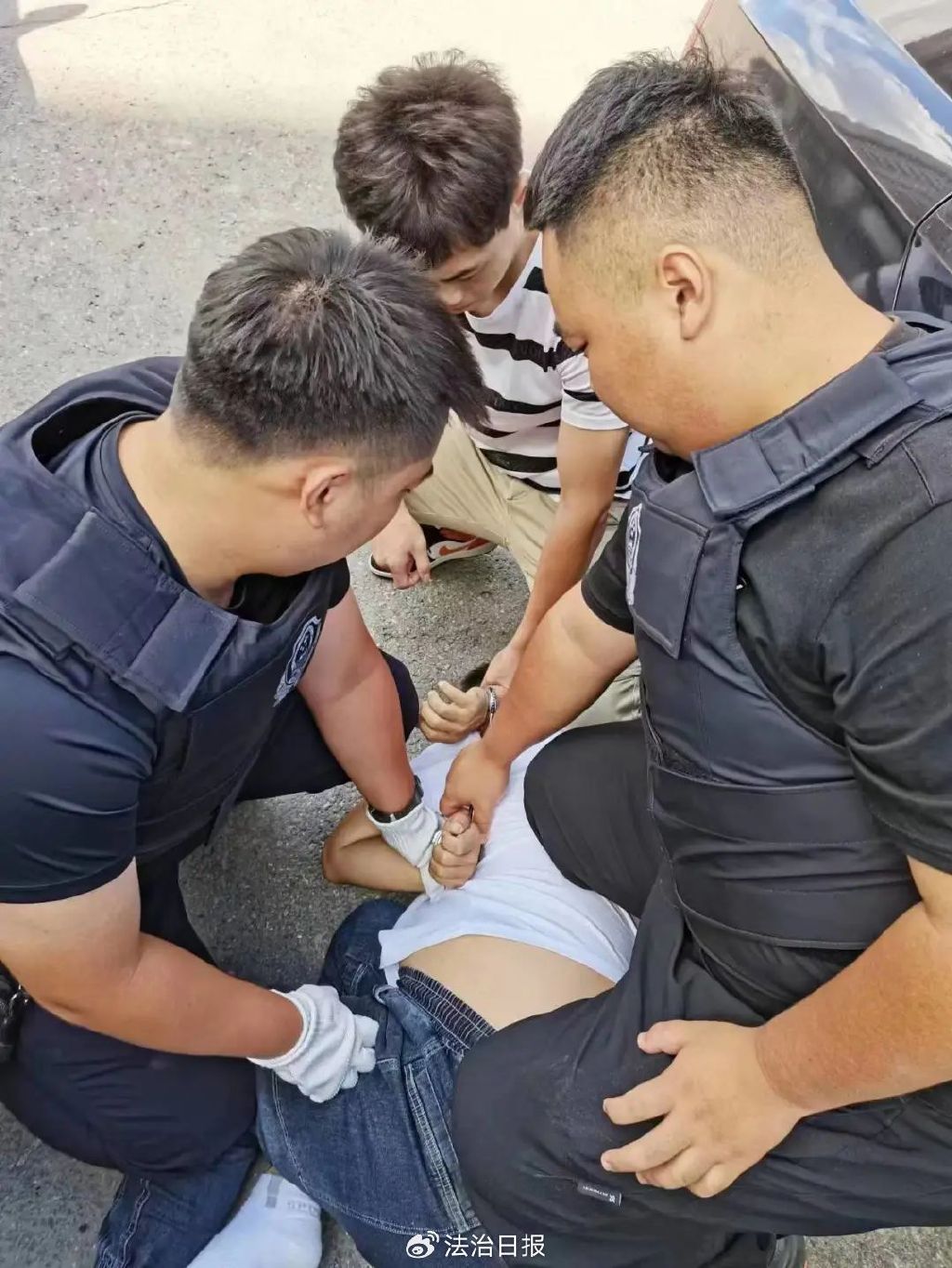 图为犯罪嫌疑人曲某某被抓获现场.