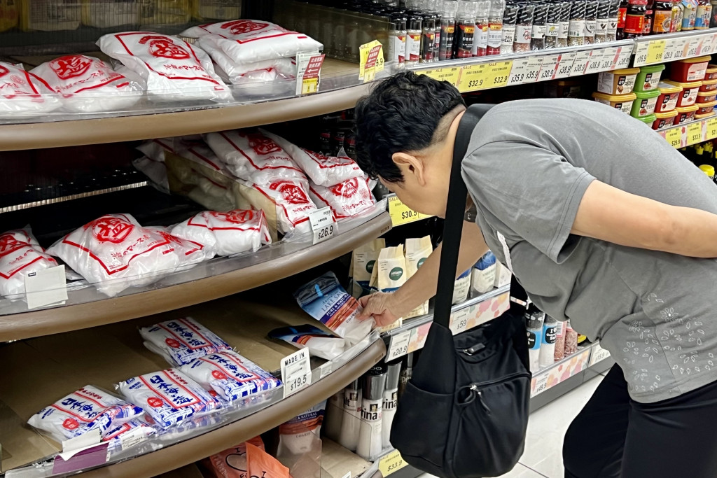 香港某超市货架上仍未卖出的食盐都是日本品牌。 图自香港星岛头条网