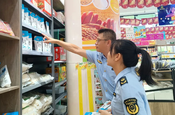 乐昌市市场监管局执法人员检查商超食盐价格.梁蔚虹 摄