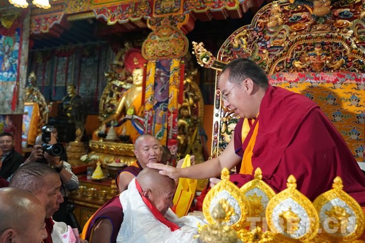 图为班禅为僧众摸顶赐福摄影:王淑