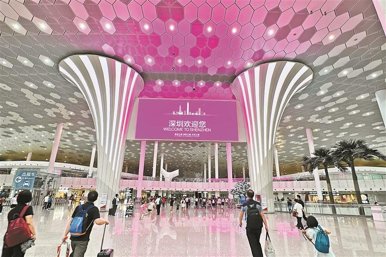 昨日,深圳宝安国际机场内各大显示屏打出"深圳欢迎您"及"来了就是深圳