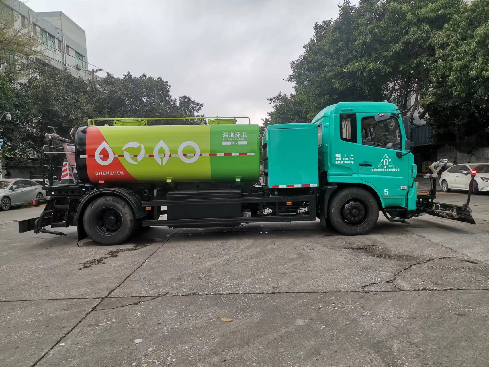 (宝安区环卫洒水车的车体上有"深圳环卫"字样等明显识别