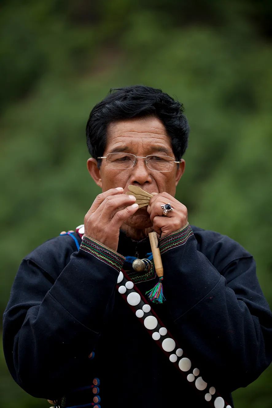 彝族口弦传承人俄的日火在演奏口弦.