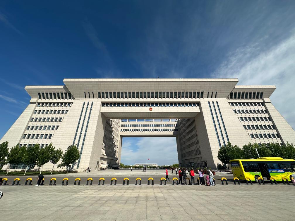 图为8月15日拍摄的霍尔果斯第六代国门.新华社记者 李响 摄