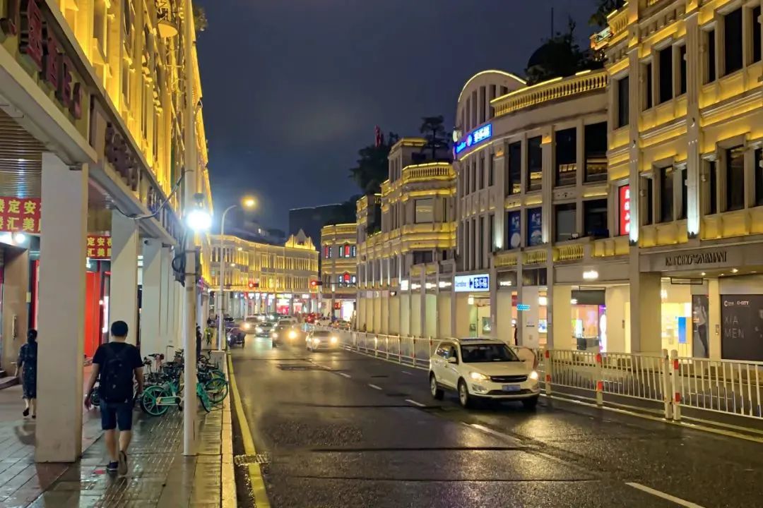 led夜景交相辉映复古的骑楼,旧居,老巷错落有致一条中山路,半部厦门史