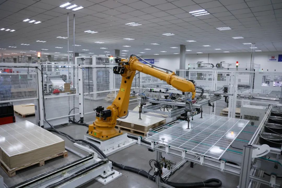 机械臂在生产光伏组件.何欢 摄