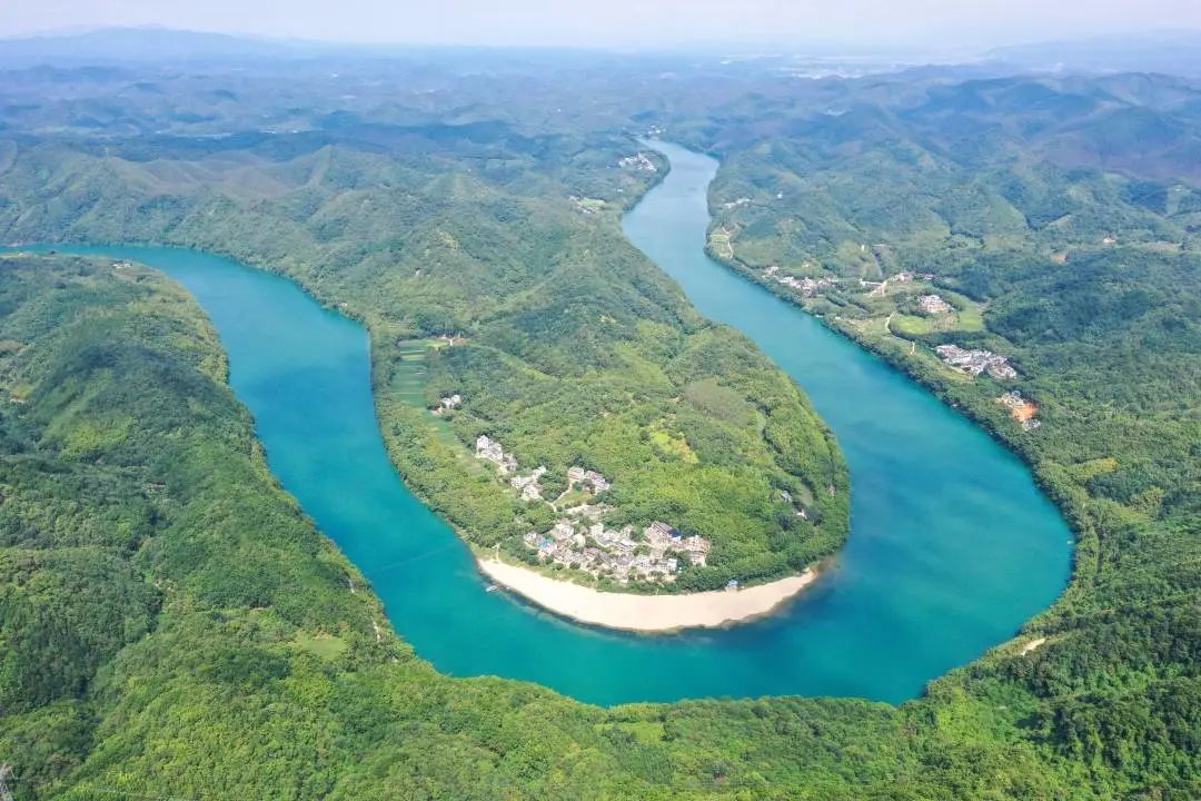 肇庆市封开县都平镇清水湾村,形似月牙的沙滩在贺江上格外显眼.