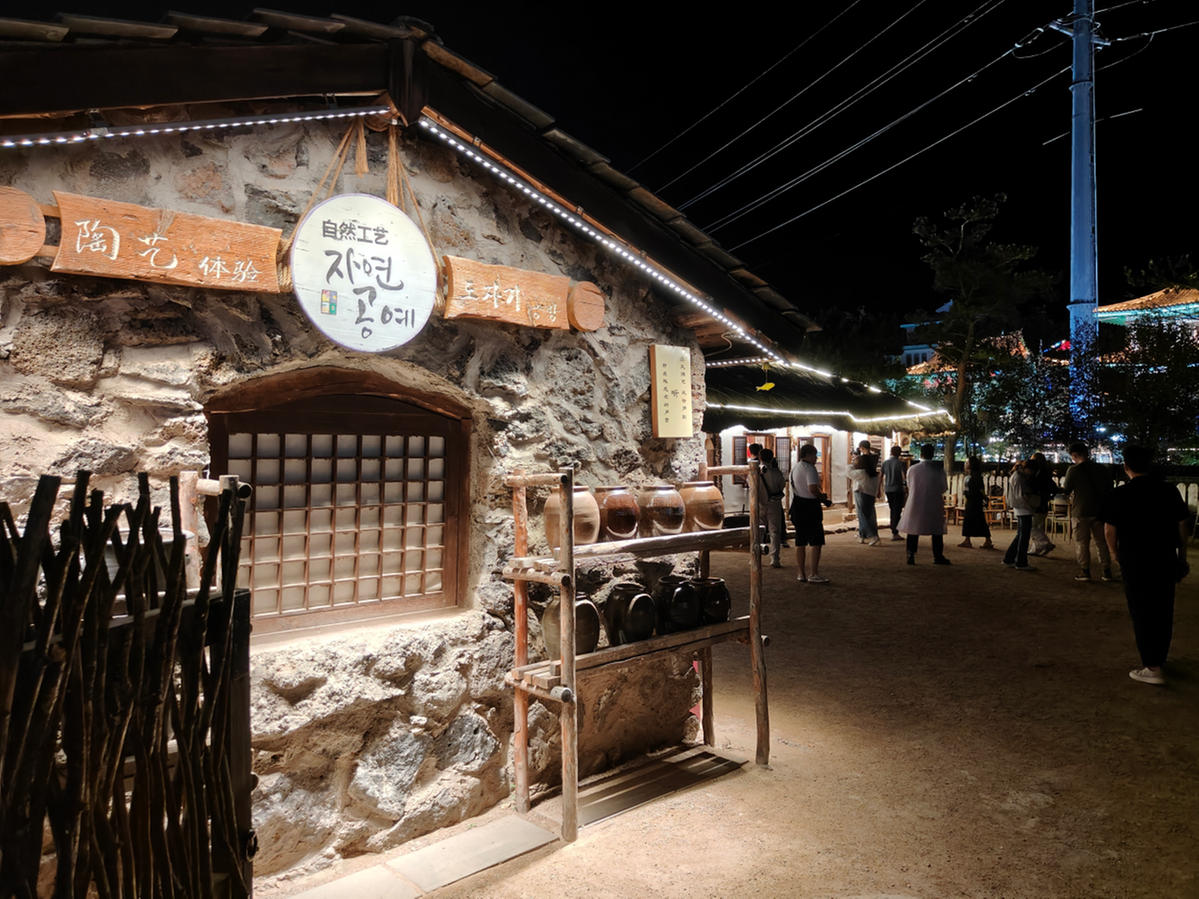 (园内陶艺体验店 中国日报网 杨晓恒摄)