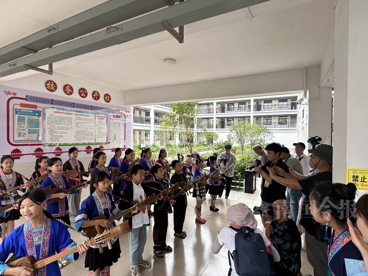 图为江川小学的学生们正在展示侗族和侗族琵琶演奏.今报记者黄远来摄