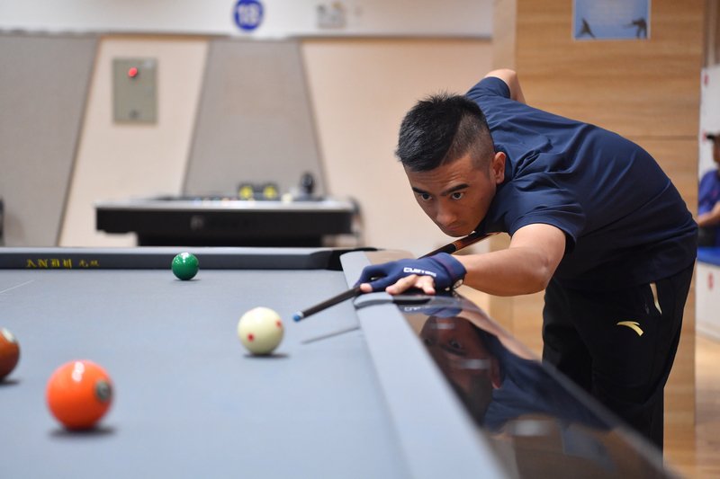 上海起步,最开始练习斯诺克,"当时,我在上海结识了台湾教练陈修聪先生