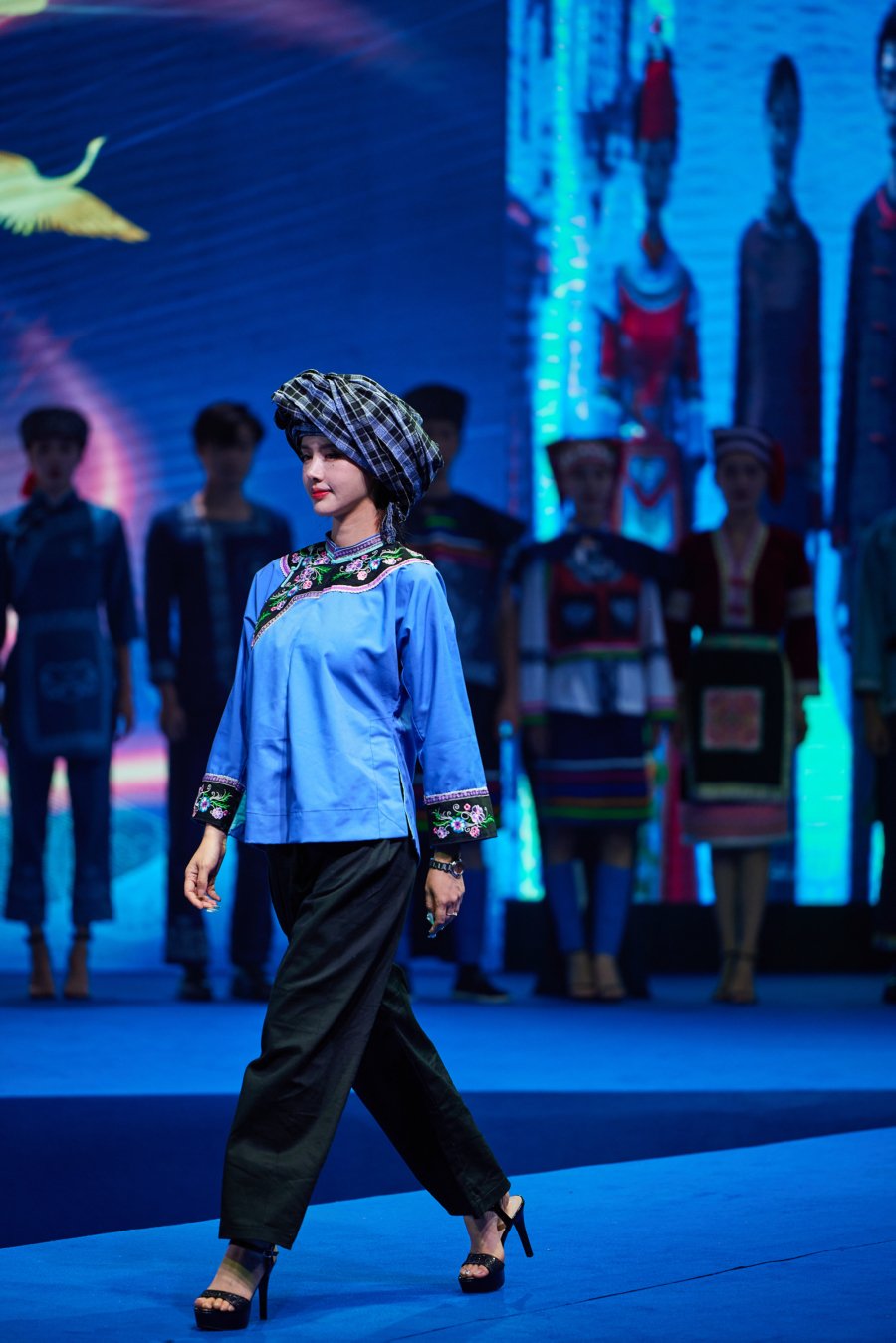 【组图】仡佬族服饰展演 秀出"最炫民族风"_新浪财经_新浪网