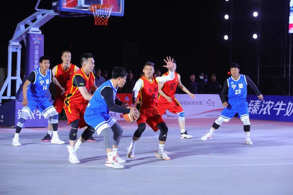 单龙（中）在与青海农民篮球队的比赛中。受访者供图　　