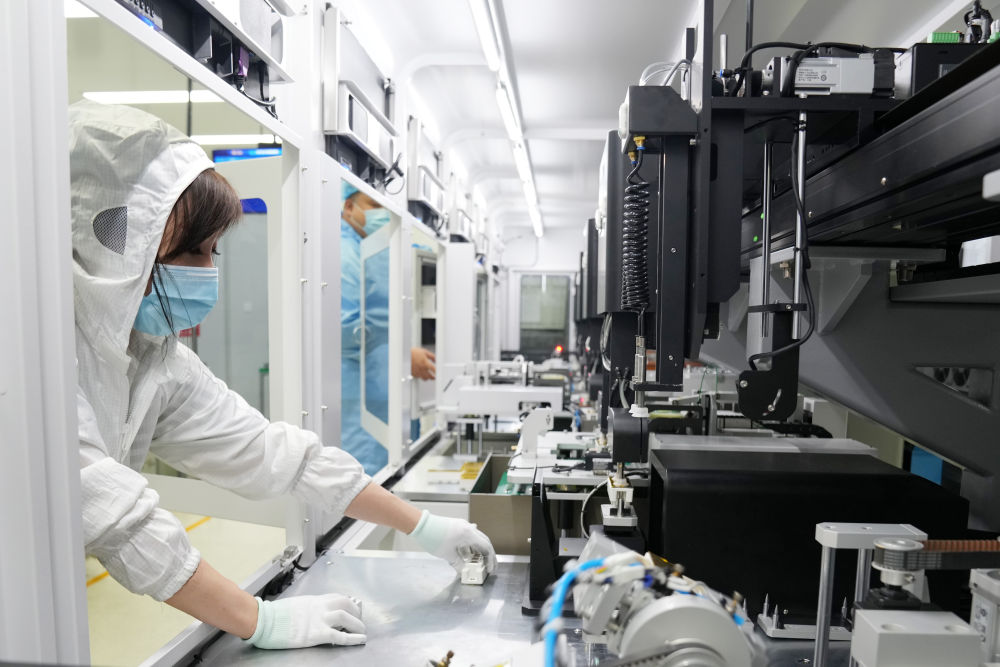 8月4日,工人在穆棱经济开发区穆棱市北一半导体科技有限公司车间作业.