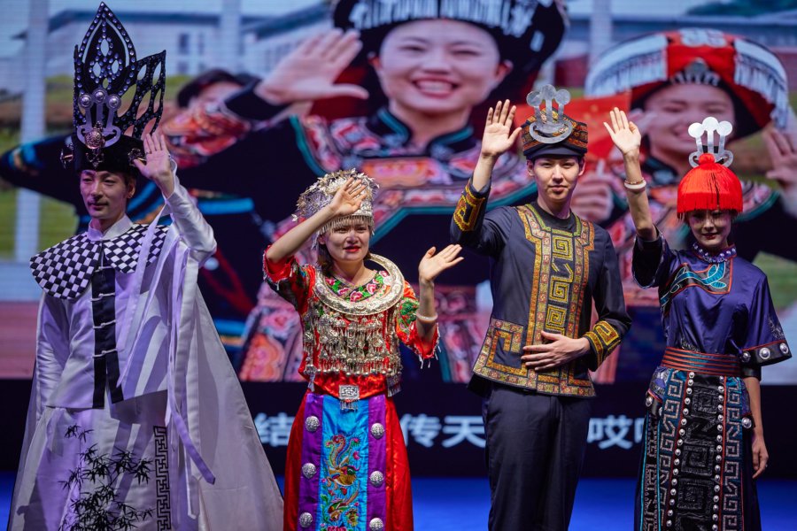 【组图】仡佬族服饰展演 秀出"最炫民族风"_新浪财经_新浪网