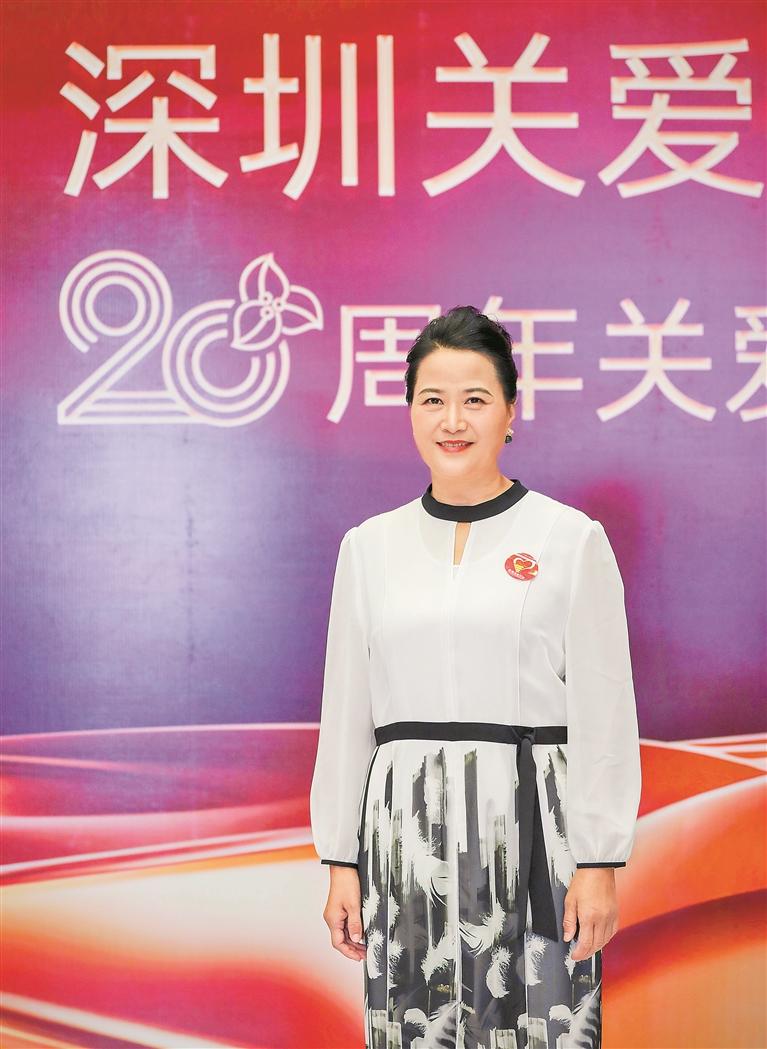 8月24日,云南大益集团董事长张亚峰参加"深圳关爱行动20周年"关爱盛典