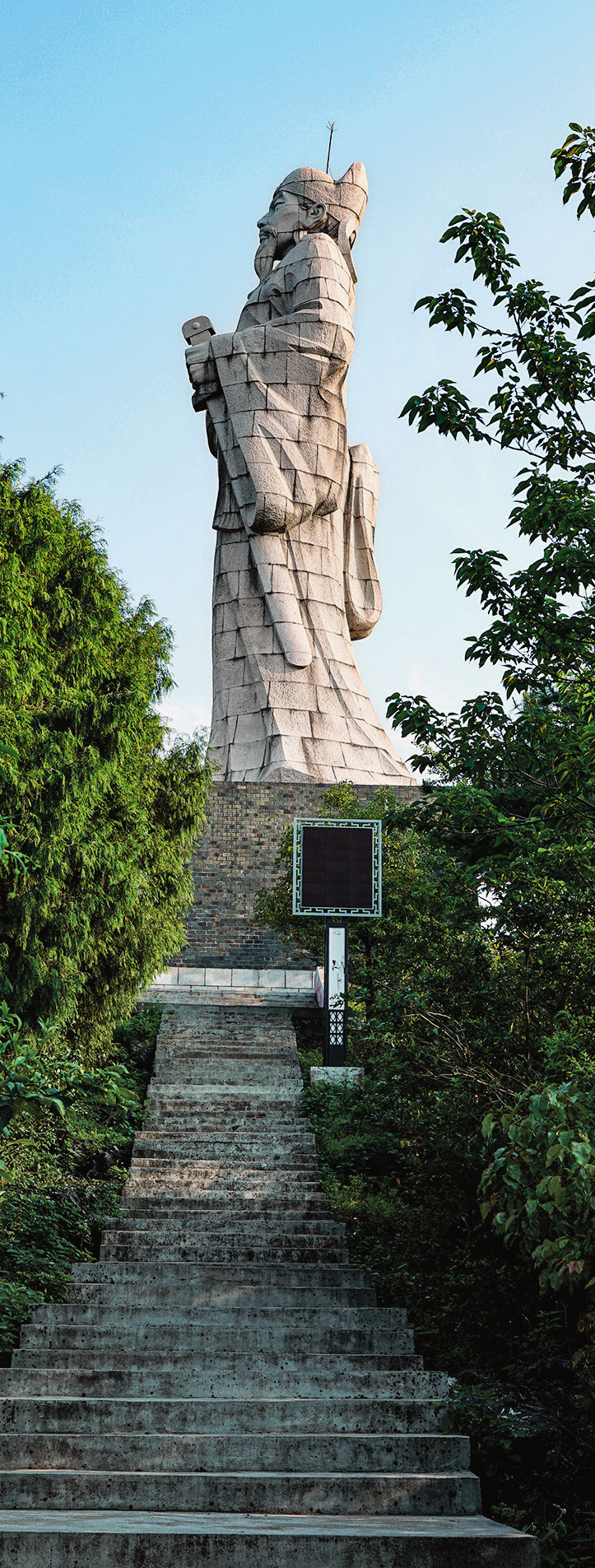 湖北省安陆市白兆山李白塑像(2023 年 5 月 12 日摄) 皮曙初摄 / 本刊