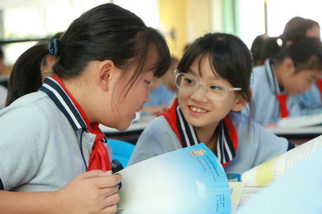 学生交流讨论安全知识.尹晓军&nbsp;摄