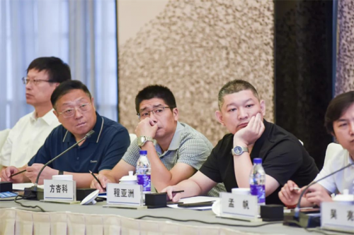 　图：与会领导和专家研讨