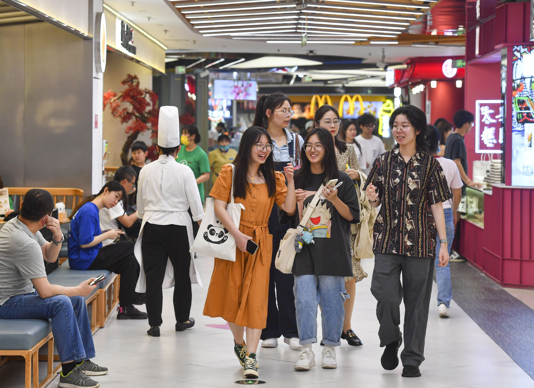 市民在新街口商圈逛街购物.南京日报/紫金山新闻记者 孙中元 摄