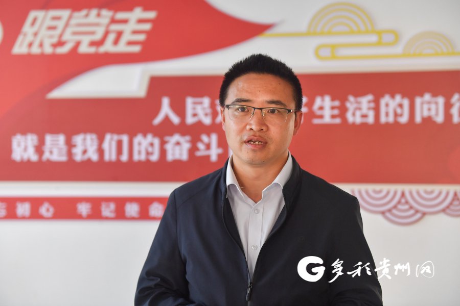 采访中,威宁自治县人力资源服务产业园运营中心主任袁永江介绍相关