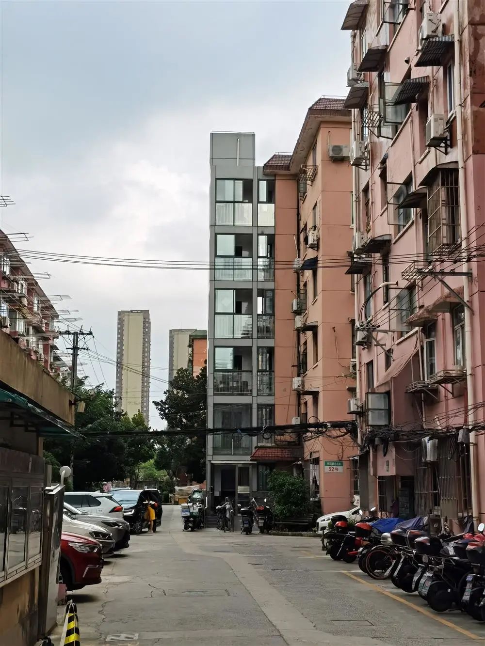 从闸殷路81弄大门进入小区,通道前方不远处就是52号楼,楼体外侧树立