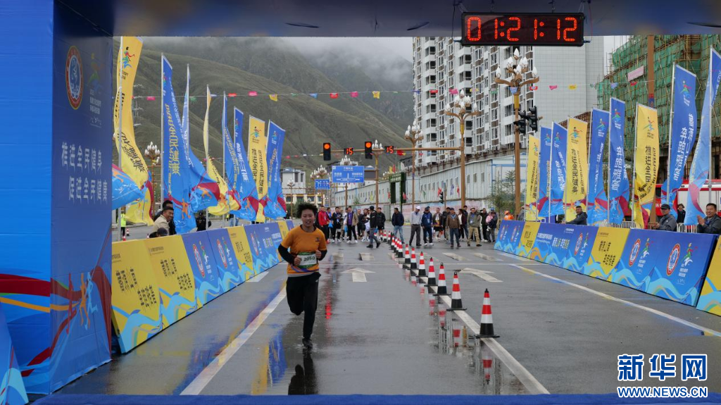 旅游节环城马拉松赛11公里竞速组最后一名选手到达终点(8月26日摄)