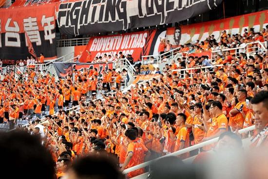 球迷捧场,联赛3连胜,山东鲁能重燃争冠希望.视觉中国供图