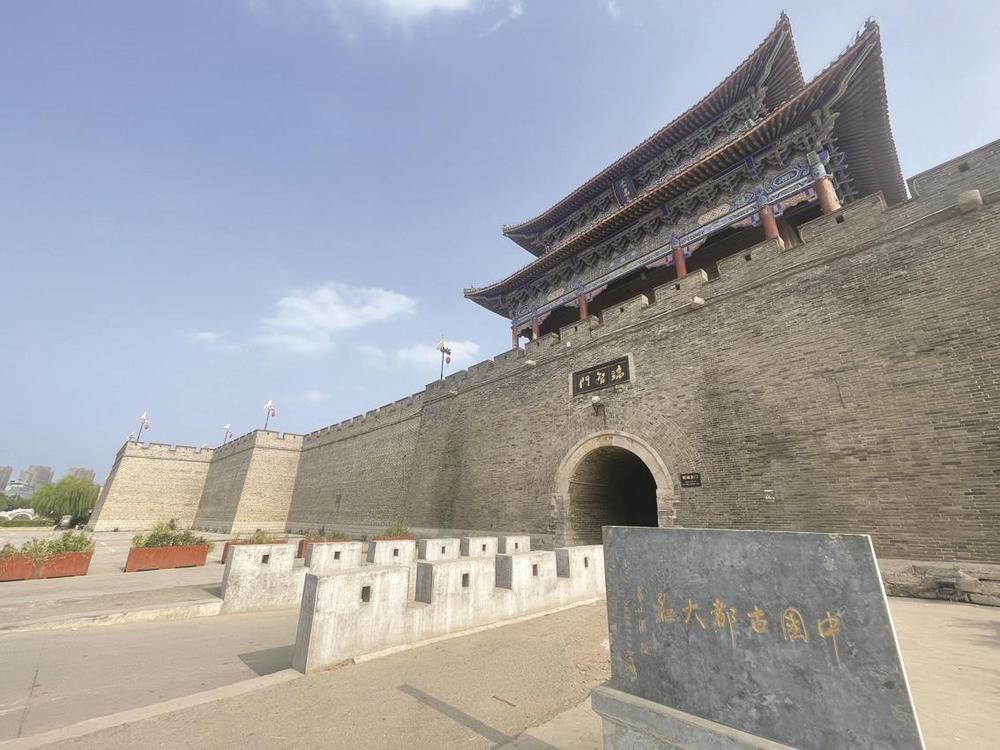 一身古装打扮的游客置身大名府古建筑群,仿佛穿越历史,与古城融为一体