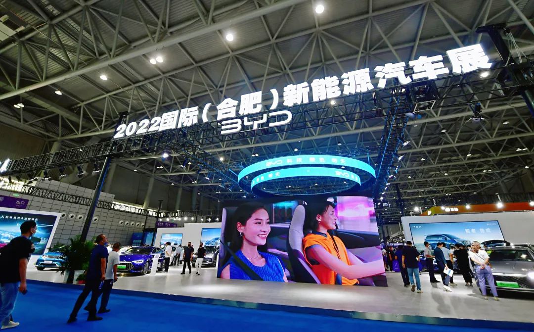 2022国际(合肥)新能源汽车展上,前来参观的市民络绎不绝.(资料图)