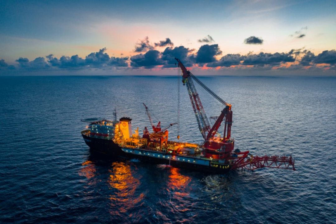 "海洋石油201"船在施工.通讯员 杜永军 摄