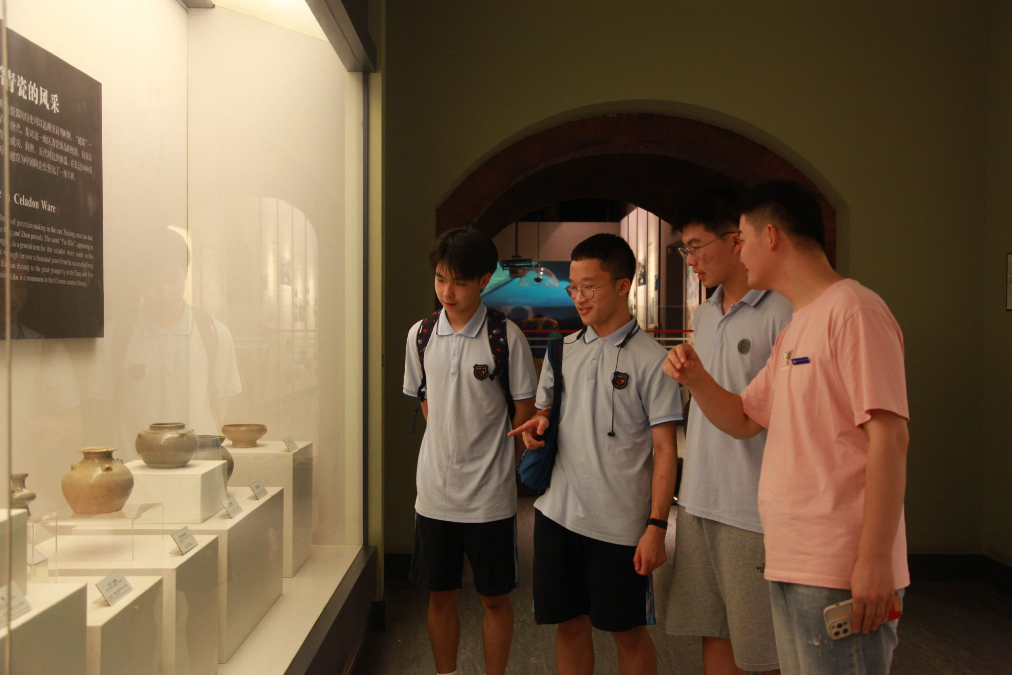 宁波三中学生在宁波博物馆参观学习.学校供图