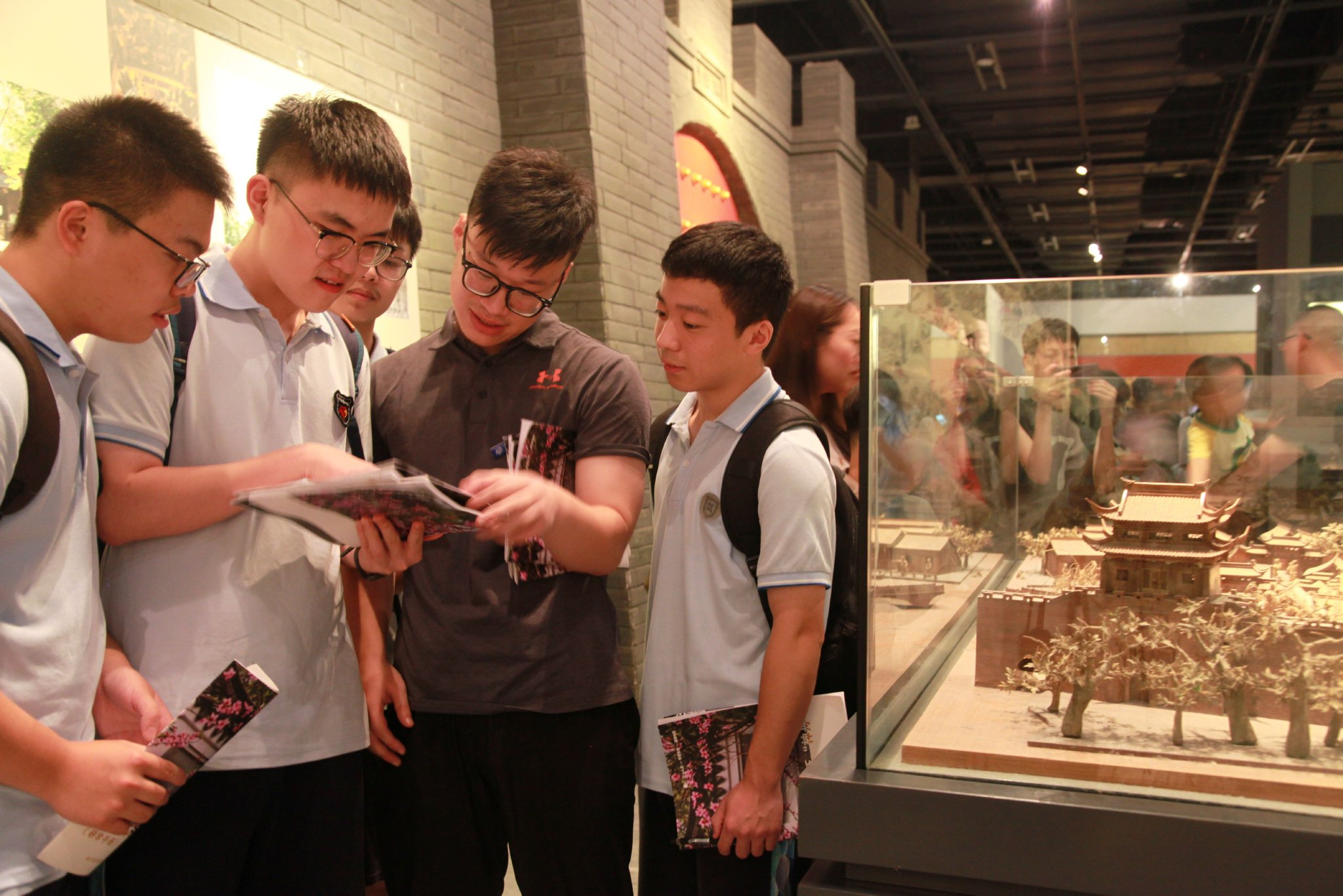 宁波三中学生在博物馆一起讨论交流.学校供图