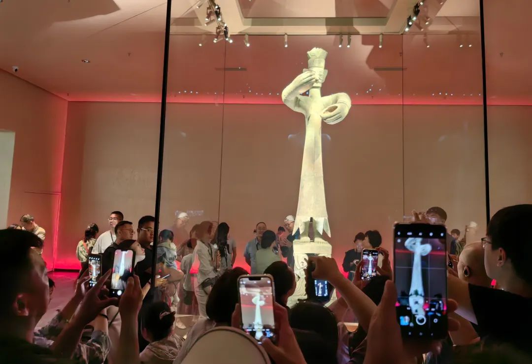 游客在三星堆博物馆新馆参观青铜大立人像.谢勇摄(中经视觉)