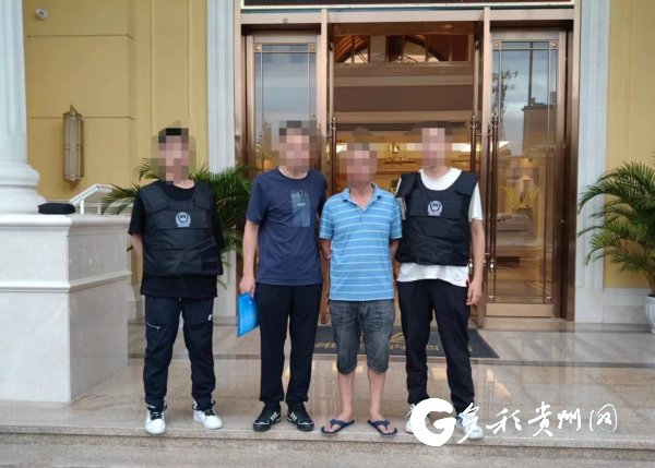 民警将犯罪嫌疑人易武某(右二)抓获归案