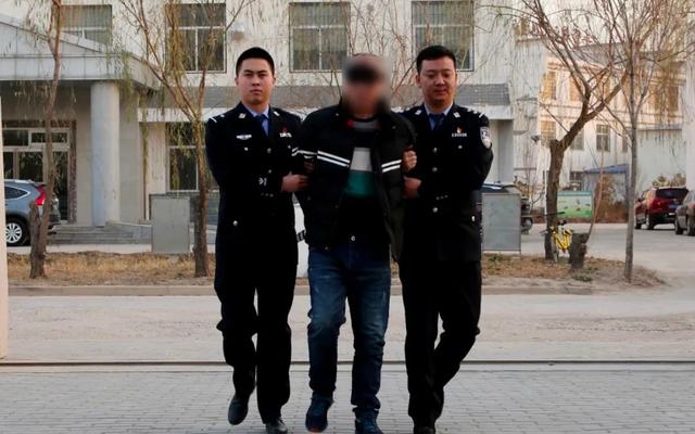 陈洋(左一)和同事抓捕犯罪嫌疑人.图源:银川公安局