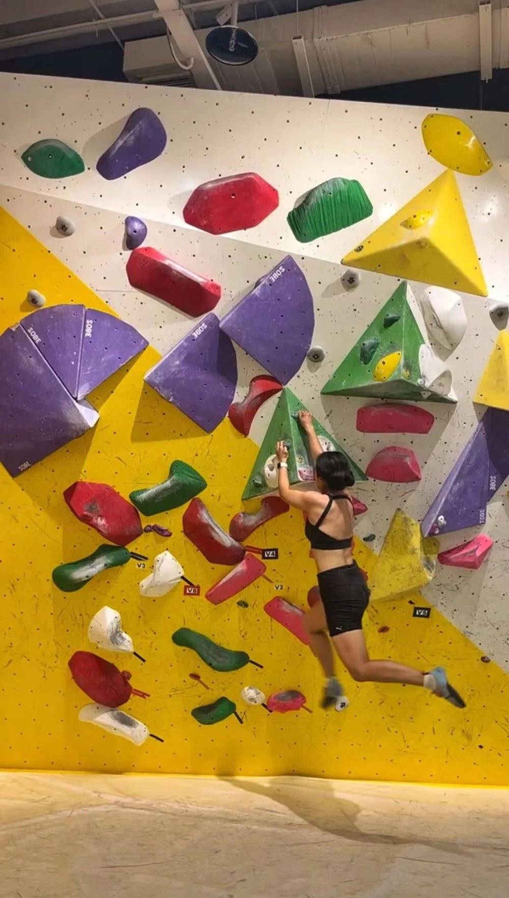 图&nbsp;| 正在攀岩的王芮