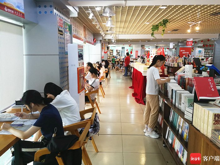 孩子们在新华书店南沙路店看书.新华书店供图