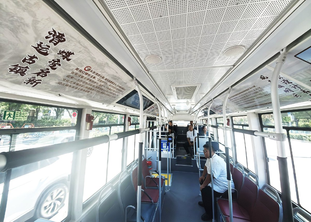 t105路公交车车厢内,张贴了漕运古镇历史.记者 党维婷/摄