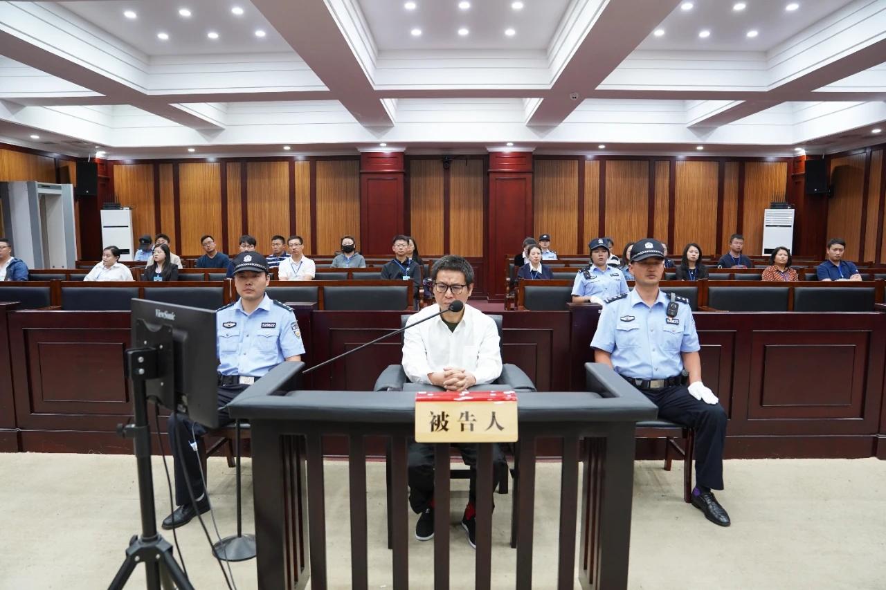 2015年至2022年11月,刘华龙利用担任龙里县委书记,黔南州委常委,黔南